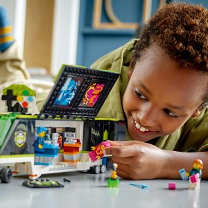 LEGO City Ciężarówka na turniej gier (60388) 2