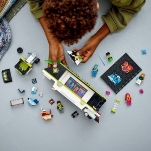 LEGO City Ciężarówka na turniej gier (60388) 3