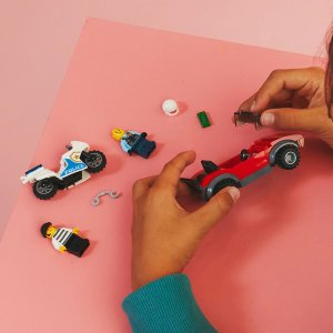 LEGO City Motocykl policyjny – pościg za samochodem (60392) 3
