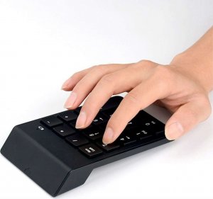 4kom.pl Klawiatura numeryczna Bezprzewodowa USB do laptopa tabletu PC Mini Wireless KeyPad czarna + Adapter USB-A do USB-C 6