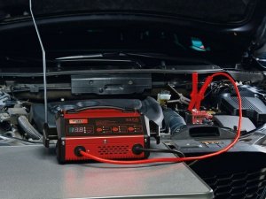 Ultimate Speed Prostownik samochodowy z rozruchem Ultimate Speed ULG 17 A1 6/12V 2