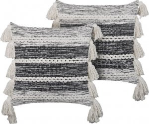 Beliani Lumarko 2 bawełniane poduszki dekoracyjne z frędzlami 45 x 45 cm czarne z białym ROCHEA! 1