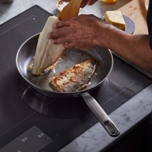 Patelnia Fiskars 28cm 4