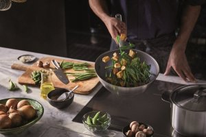 Patelnia Fiskars wok 28cm 2