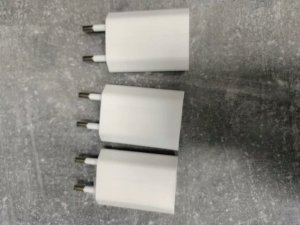 Ładowarka M ŁADOWARKA SIECIOWA USB 1A BIAŁA PŁASKA HQ IC PROTECT ECONOMY APPX 1