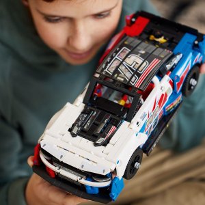 LEGO Technic Nowy Chevrolet Camaro ZL1 z serii NASCAR® (42153) 4