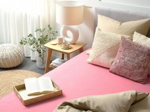 Beliani Bawełniane prześcieradło z gumką 90 x 200 cm koralowe JANBU 2