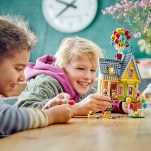 LEGO Disney Dom z bajki „Odlot” (43217) 6