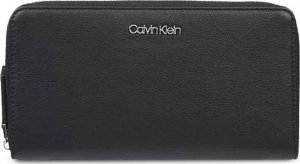Calvin Klein Portfel marki Calvin Klein model K60K608164 kolor Czarny. Akcesoria Damskie. Sezon: Jesień/Zima NoSize 1