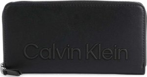 Calvin Klein Portfel marki Calvin Klein model K60K610263 kolor Czarny. Akcesoria Damskie. Sezon: Wiosna/Lato NoSize 1