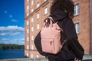 Pacsafe Plecak mini damski antykradzieżowy Pacsafe Citysafe CX Econyl - różowy 14