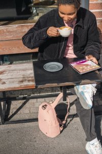 Pacsafe Plecak mini damski antykradzieżowy 8L Pacsafe Citysafe CX Econyl - różowy 5