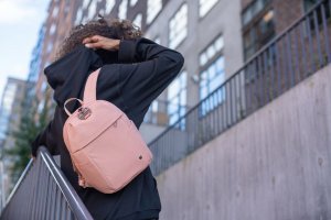 Pacsafe Plecak mini damski antykradzieżowy 8L Pacsafe Citysafe CX Econyl - różowy 7