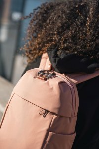 Pacsafe Plecak mini damski antykradzieżowy 8L Pacsafe Citysafe CX Econyl - różowy 8