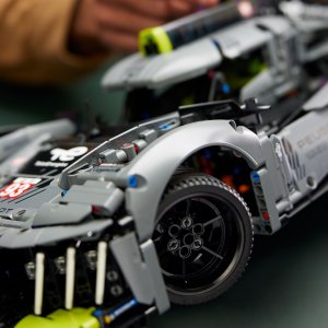 LEGO Technic PEUGEOT 9X8 24H Le Mans Hybrid Hypercar (42156) 3