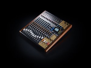 Tascam Model 16 - 14-kanałowy mikser analogowy z 16-ścieżkowym, cyfrowym rejestratorem 4