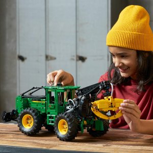 LEGO Technic Ciągnik zrywkowy John Deere 948L-II (42157) 5