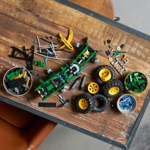 LEGO Technic Ciągnik zrywkowy John Deere 948L-II (42157) 6