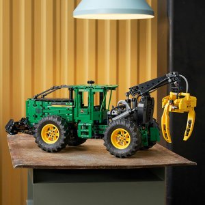 LEGO Technic Ciągnik zrywkowy John Deere 948L-II (42157) 7