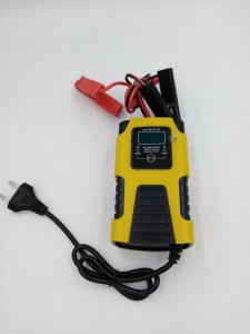 Volt PROSTOWNIK AKUMULATOROWY Z LCD 12V 4A / 6V 2A COMPACT 2
