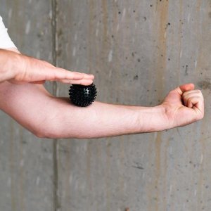 HMS BLP01 BLACK LACROSSE PIŁKA Z KOLCAMI DO MASAŻU HMS 3