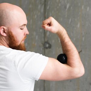 HMS BLP01 BLACK LACROSSE PIŁKA Z KOLCAMI DO MASAŻU HMS 4