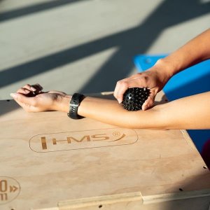 HMS BLP01 BLACK LACROSSE PIŁKA Z KOLCAMI DO MASAŻU HMS 7