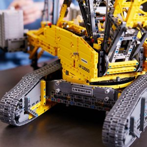 LEGO Technic Żuraw gąsienicowy Liebherr LR 13000 (42146) 6