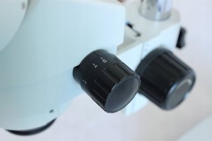 Mikroskop Rosfix MIKROSKOP TRINOKULAROWY NA WYSIĘGNIKU + AKCESORIA 4