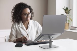 Kensington Uniwersalna podstawka Kensington pod laptopa na biurko, srebrna 9