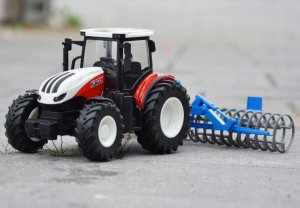 OEM TRAKTOR ZDALNIE STEROWANY 1:24 CIĄGNIK RC +MASZYNA (6636) 2