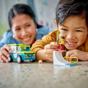 LEGO City Karetka i snowboardzista (60403) 5