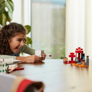 LEGO Minecraft Zasadzka w portalu do Netheru (21255) 5