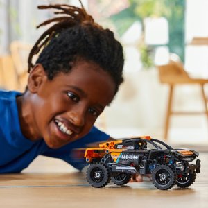 LEGO Technic NEOM McLaren Extreme E Race Car (42166) 5