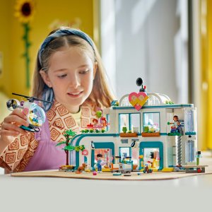 LEGO Friends Szpital w mieście Heartlake (42621) 5