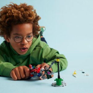 LEGO Marvel Pościg na motocyklu: Spider-Man vs. Doc Ock (76275) 2