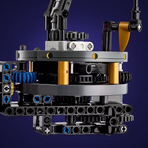 LEGO Technic Planeta Ziemia i Księżyc na orbicie (42179) 4