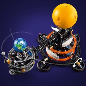 LEGO Technic Planeta Ziemia i Księżyc na orbicie (42179) 5