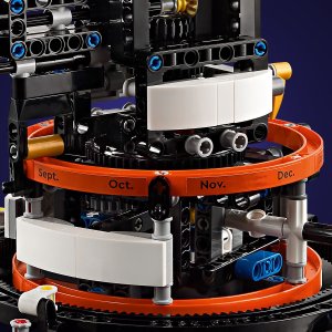 LEGO Technic Planeta Ziemia i Księżyc na orbicie (42179) 6
