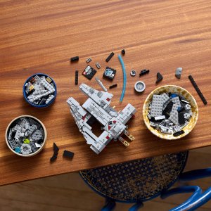 LEGO Star Wars Sokół Millennium (75375) 6