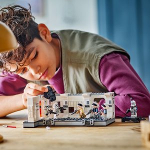 LEGO Star Wars Wejście na pokład statku kosmicznego Tantive IV (75387) 2