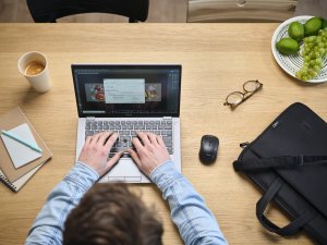 Torba Trust Zestaw torba na laptop 16" Notebook Bag + Bezprzewodowa Mysz czarny 11