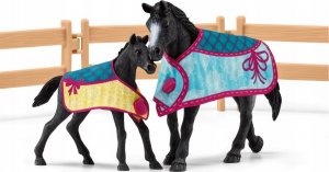 Figurka Schleich Zestaw figurek Boks dla koni z klaczą i źrebakiem 6