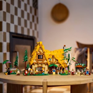 LEGO Disney Chatka Królewny Śnieżki i siedmiu krasnoludków (43242) 8