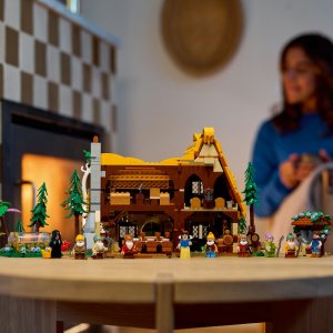 LEGO Disney Chatka Królewny Śnieżki i siedmiu krasnoludków (43242) 3