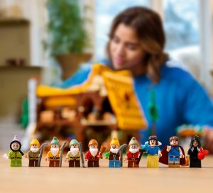 LEGO Disney Chatka Królewny Śnieżki i siedmiu krasnoludków (43242) 5