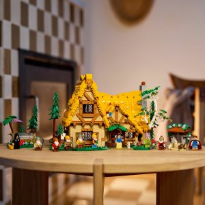 LEGO Disney Chatka Królewny Śnieżki i siedmiu krasnoludków (43242) 6