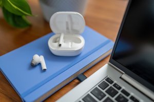 Słuchawki Poly  Voyager Free 60+ UC Białe +BT700 USB-A Adapter +Touchscreen Charge Case (7Y8G5AA) 6