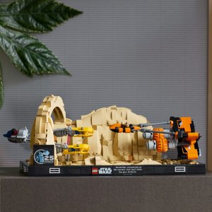 LEGO Star Wars Diorama: Wyścig ścigaczy w Mos Espa (75380) 4