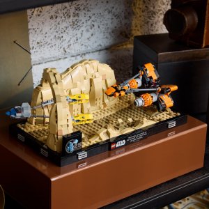 LEGO Star Wars Diorama: Wyścig ścigaczy w Mos Espa (75380) 5